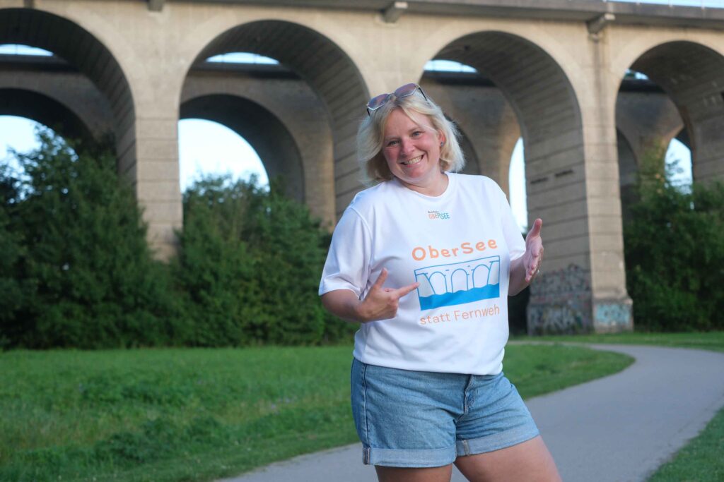 Ekaterina Benthin am Obersee mit Fanshirt