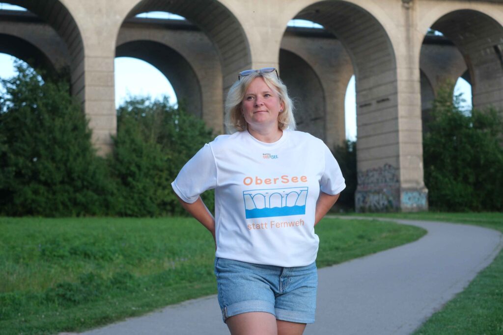 Ekaterina Benthin am Obersee Viadukt mit Fanshirt