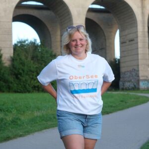 Ekaterina Benthin am Obersee Viadukt mit Fanshirt