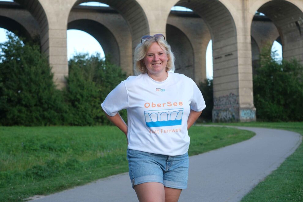 Ekaterina Benthin am Obersee Viadukt mit Fanshirt