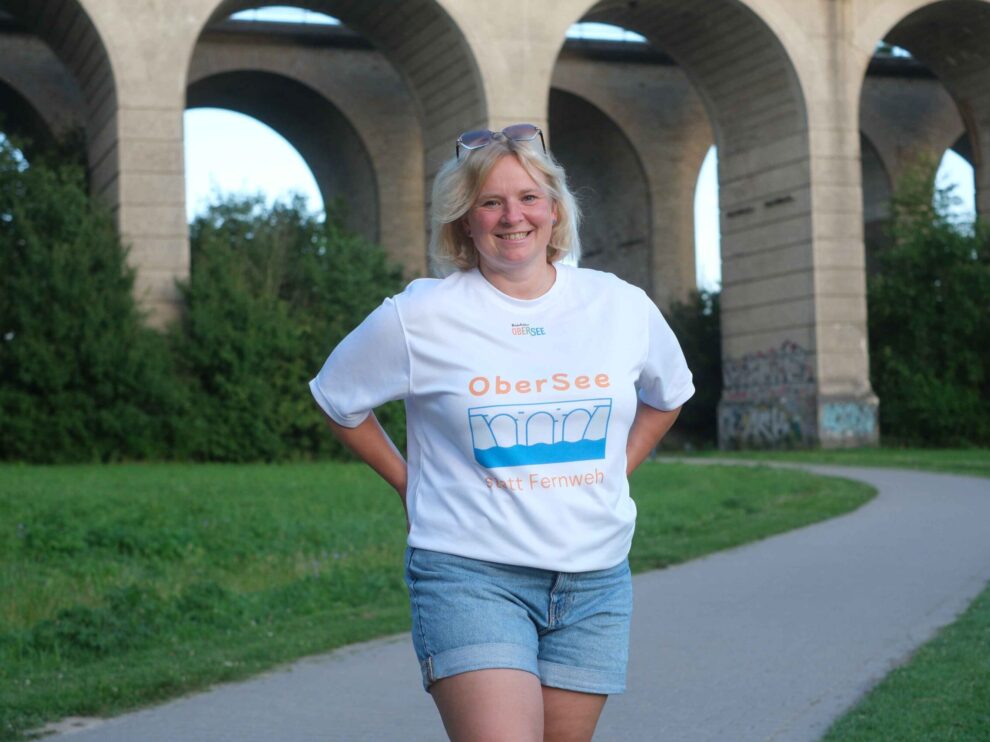 Ekaterina Benthin am Obersee Viadukt mit Fanshirt